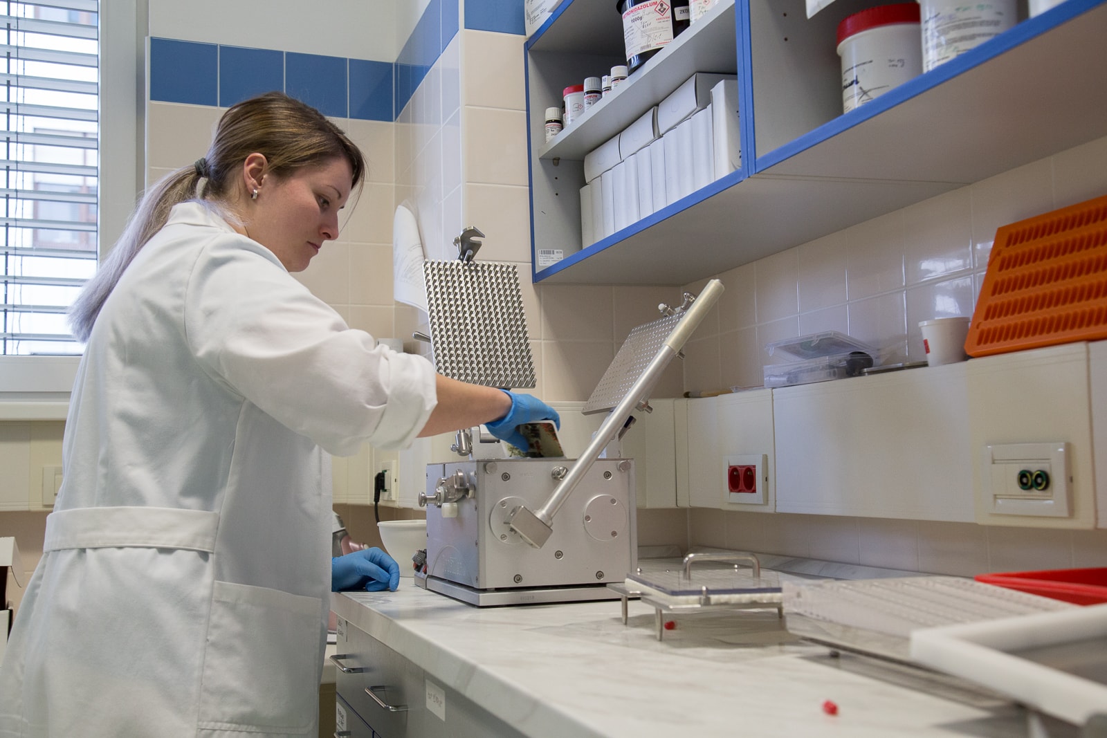 Kapslovačka pro přípravu 300 kapslí na jedno naplnění. 